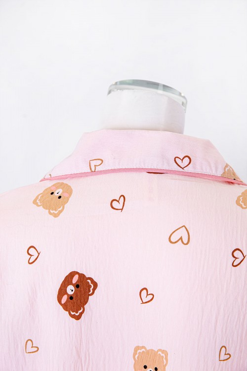 بجامة نسائية قطعتين لون خربزي مزينة برسومات بلوزة بياقة مطوية و جيب و أزرار من الأمام بأكمام طويلة مع بنطلون طويل