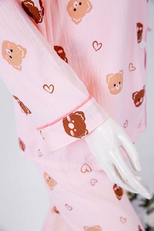 بجامة نسائية قطعتين لون خربزي مزينة برسومات بلوزة بياقة مطوية و جيب و أزرار من الأمام بأكمام طويلة مع بنطلون طويل