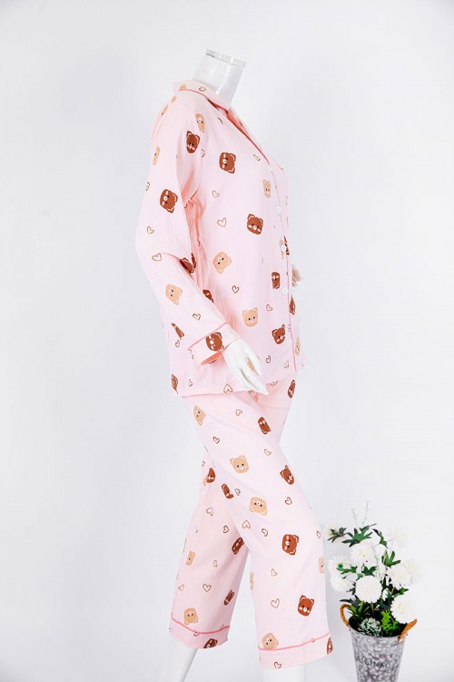 بجامة نسائية قطعتين لون خربزي مزينة برسومات بلوزة بياقة مطوية و جيب و أزرار من الأمام بأكمام طويلة مع بنطلون طويل