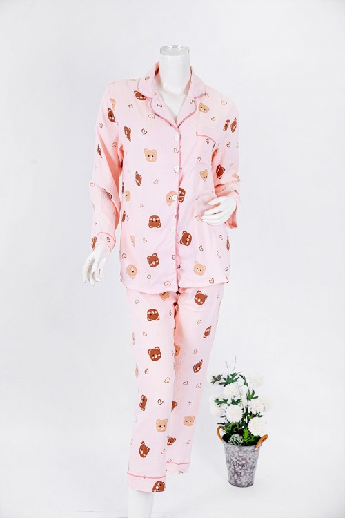 بجامة نسائية قطعتين لون خربزي مزينة برسومات بلوزة بياقة مطوية و جيب و أزرار من الأمام بأكمام طويلة مع بنطلون طويل