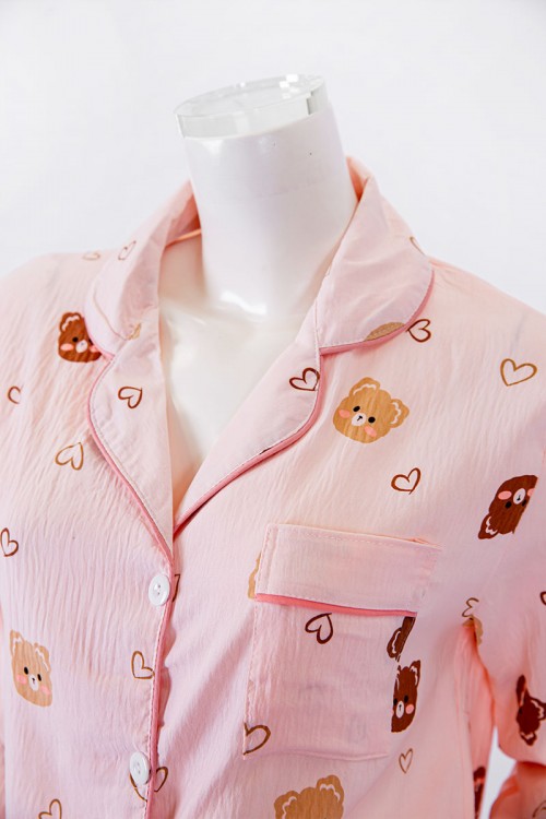 بجامة نسائية قطعتين لون خربزي مزينة برسومات بلوزة بياقة مطوية و جيب و أزرار من الأمام بأكمام طويلة مع بنطلون طويل