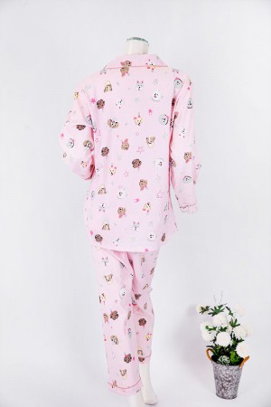 بجامة نسائية قطعتين لون وردي مزينة برسومات بلوزة بياقة مطوية و جيب و أزرار من الأمام بأكمام طويلة مع بنطلون طويل 