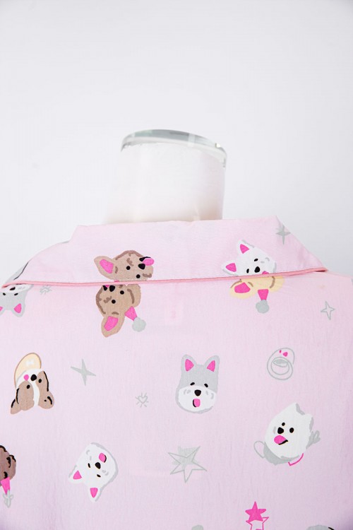 بجامة نسائية قطعتين لون وردي مزينة برسومات بلوزة بياقة مطوية و جيب و أزرار من الأمام بأكمام طويلة مع بنطلون طويل