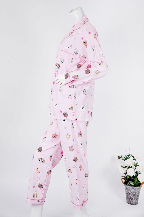 بجامة نسائية قطعتين لون وردي مزينة برسومات بلوزة بياقة مطوية و جيب و أزرار من الأمام بأكمام طويلة مع بنطلون طويل