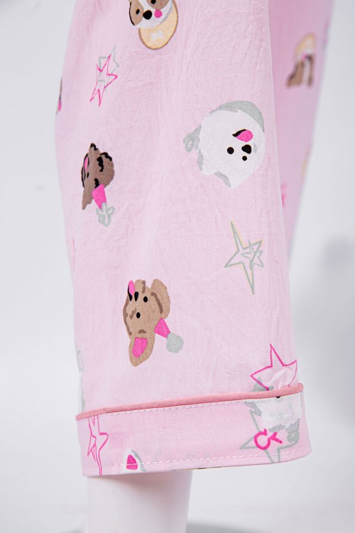 بجامة نسائية قطعتين لون وردي مزينة برسومات بلوزة بياقة مطوية و جيب و أزرار من الأمام بأكمام طويلة مع بنطلون طويل