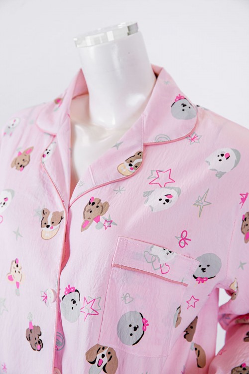 بجامة نسائية قطعتين لون وردي مزينة برسومات بلوزة بياقة مطوية و جيب و أزرار من الأمام بأكمام طويلة مع بنطلون طويل