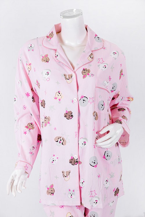 بجامة نسائية قطعتين لون وردي مزينة برسومات بلوزة بياقة مطوية و جيب و أزرار من الأمام بأكمام طويلة مع بنطلون طويل