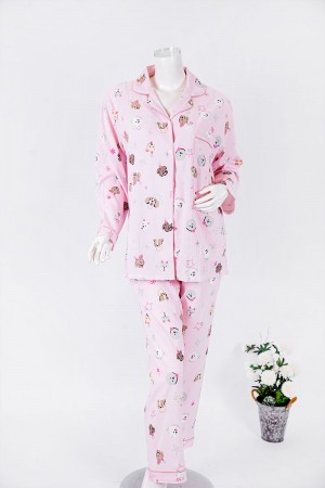 بجامة نسائية قطعتين لون وردي مزينة برسومات بلوزة بياقة مطوية و جيب و أزرار من الأمام بأكمام طويلة مع بنطلون طويل 