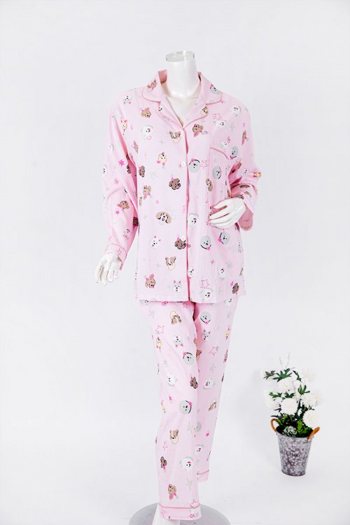 بجامة نسائية قطعتين لون وردي مزينة برسومات بلوزة بياقة مطوية و جيب و أزرار من الأمام بأكمام طويلة مع بنطلون طويل