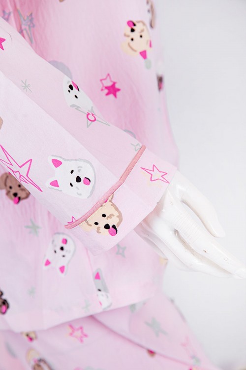 بجامة نسائية قطعتين لون وردي مزينة برسومات بلوزة بياقة مطوية و جيب و أزرار من الأمام بأكمام طويلة مع بنطلون طويل