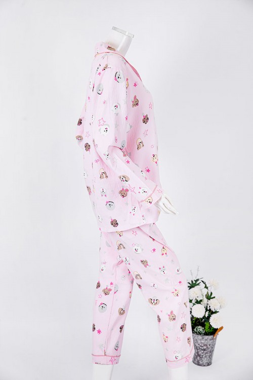 بجامة نسائية قطعتين لون وردي مزينة برسومات بلوزة بياقة مطوية و جيب و أزرار من الأمام بأكمام طويلة مع بنطلون طويل