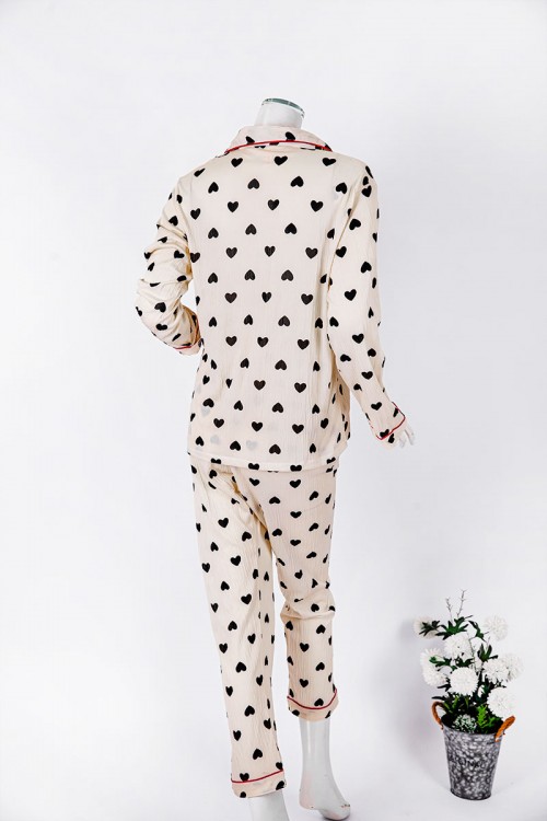 بجامة-نسائية-قطعتين-لون-بيج-مزينة-بقلوب-باللون-الأسود-بلوزة-