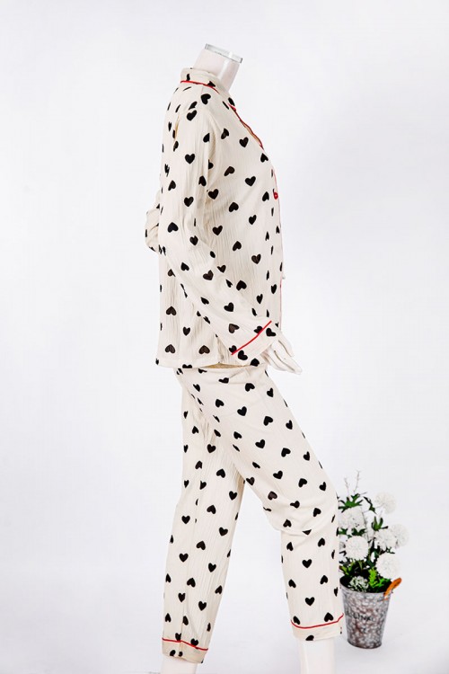 بجامة-نسائية-قطعتين-لون-بيج-مزينة-بقلوب-باللون-الأسود-بلوزة-