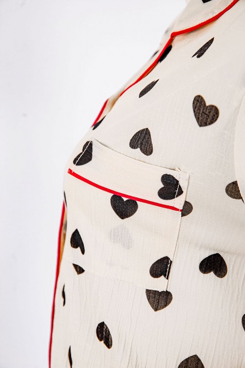 بجامة-نسائية-قطعتين-لون-بيج-مزينة-بقلوب-باللون-الأسود-بلوزة-