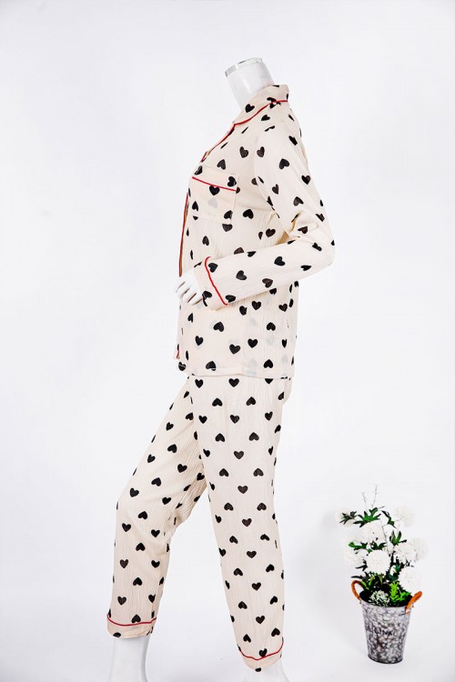 بجامة-نسائية-قطعتين-لون-بيج-مزينة-بقلوب-باللون-الأسود-بلوزة-