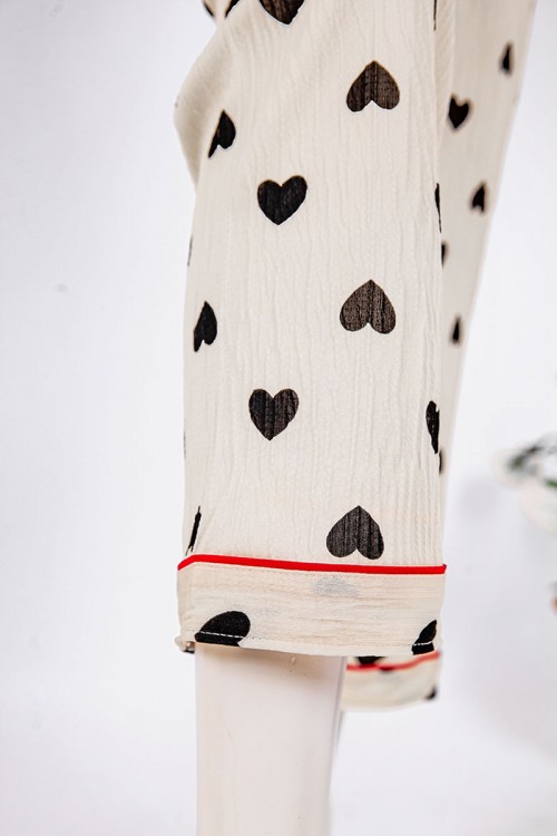 بجامة-نسائية-قطعتين-لون-بيج-مزينة-بقلوب-باللون-الأسود-بلوزة-