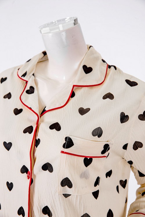 بجامة-نسائية-قطعتين-لون-بيج-مزينة-بقلوب-باللون-الأسود-بلوزة-