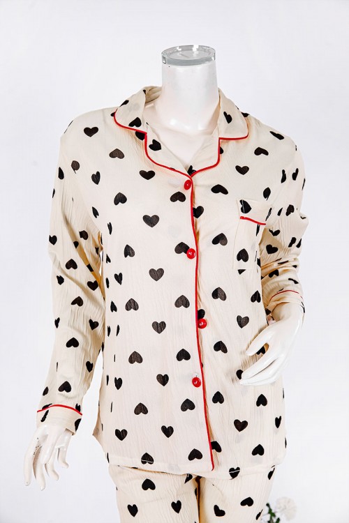 بجامة-نسائية-قطعتين-لون-بيج-مزينة-بقلوب-باللون-الأسود-بلوزة-