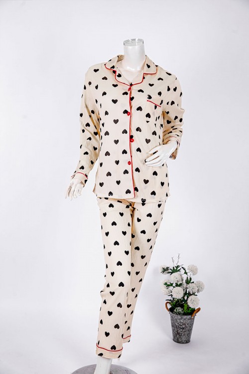 بجامة-نسائية-قطعتين-لون-بيج-مزينة-بقلوب-باللون-الأسود-بلوزة-
