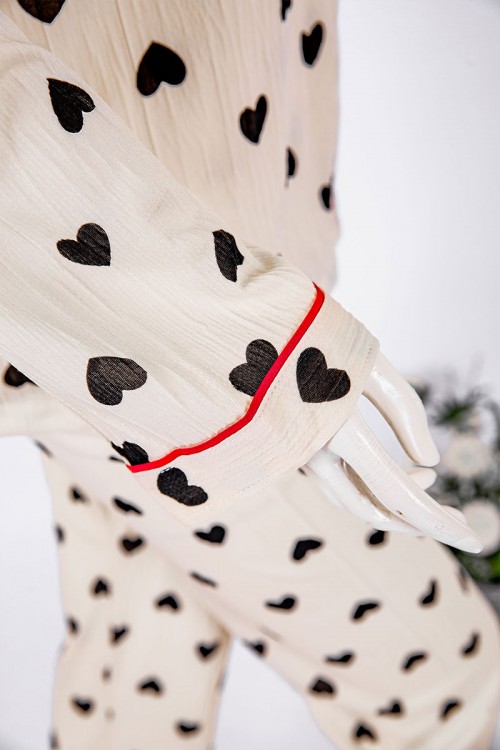 بجامة-نسائية-قطعتين-لون-بيج-مزينة-بقلوب-باللون-الأسود-بلوزة-