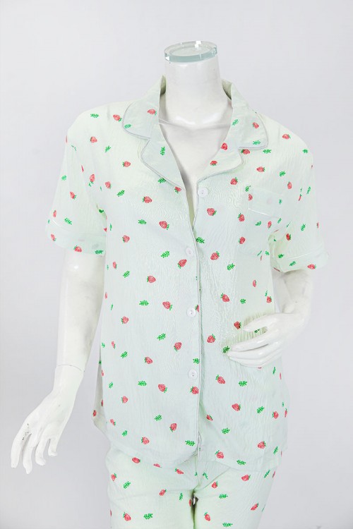 بجامة نسائية قطعتين لون تفاحي مزينة برسومات بلوزة بياقة مطوية و جيب و أزرار من الأمام بأكمام قصيرة مع بنطلون طويل