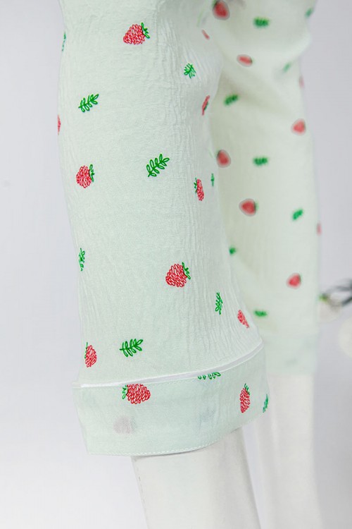 بجامة نسائية قطعتين لون تفاحي مزينة برسومات بلوزة بياقة مطوية و جيب و أزرار من الأمام بأكمام قصيرة مع بنطلون طويل