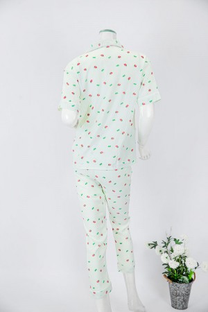 بجامة نسائية قطعتين لون تفاحي مزينة برسومات بلوزة بياقة مطوية و جيب و أزرار من الأمام بأكمام قصيرة مع بنطلون طويل 