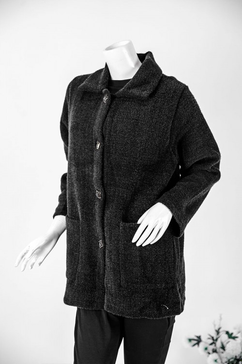 بلوزة نسائية شتوية متعددة الألوان ياقة مطوية و أزرار و جيوب من الأمام و أكمام طويلة