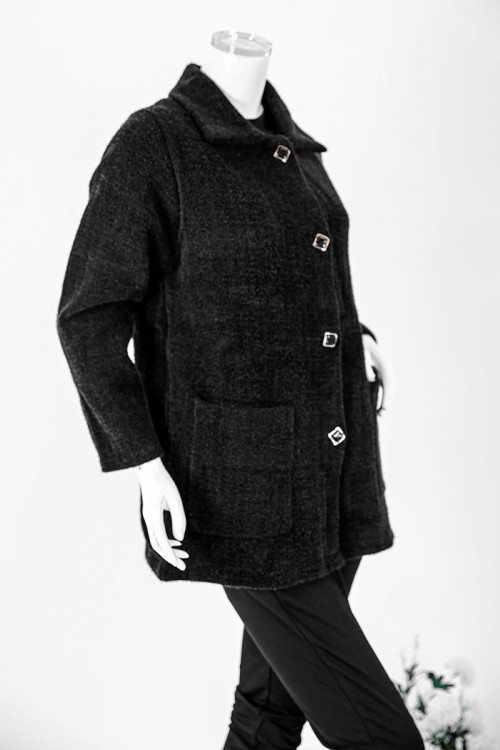 بلوزة نسائية شتوية متعددة الألوان ياقة مطوية و أزرار و جيوب من الأمام و أكمام طويلة