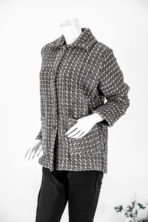 بلوزة نسائية شتوية متعددة الألوان ياقة مطوية و أزرار و جيوب من الأمام و أكمام طويلة