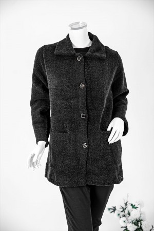 بلوزة نسائية شتوية متعددة الألوان ياقة مطوية و أزرار و جيوب من الأمام و أكمام طويلة