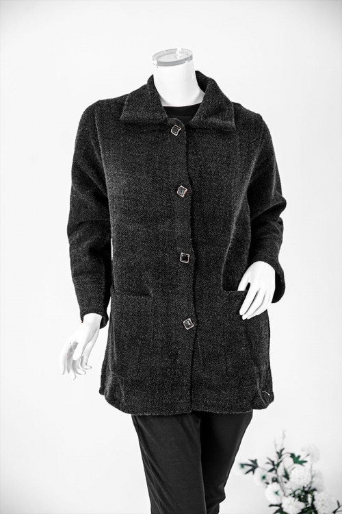 بلوزة نسائية شتوية متعددة الألوان ياقة مطوية و أزرار و جيوب من الأمام و أكمام طويلة