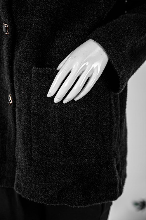 بلوزة نسائية شتوية متعددة الألوان ياقة مطوية و أزرار و جيوب من الأمام و أكمام طويلة