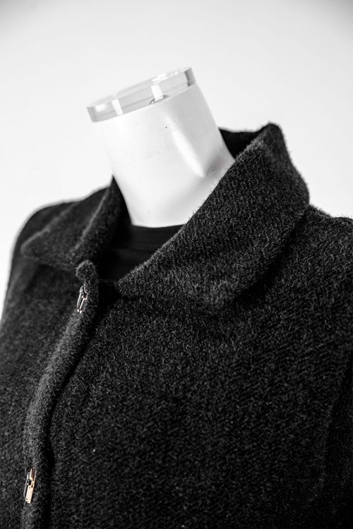 بلوزة نسائية شتوية متعددة الألوان ياقة مطوية و أزرار و جيوب من الأمام و أكمام طويلة