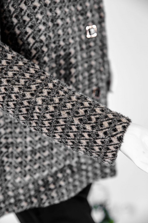 بلوزة نسائية شتوية متعددة الألوان ياقة مطوية و أزرار و جيوب من الأمام و أكمام طويلة