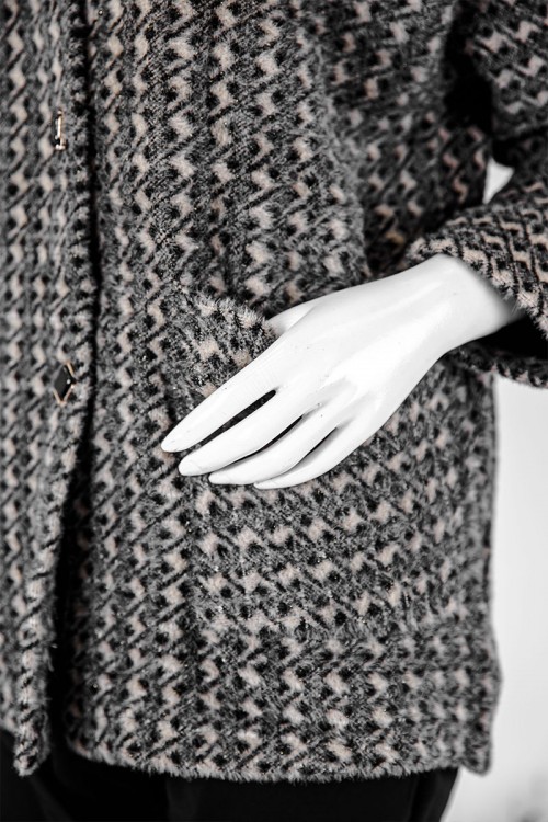 بلوزة نسائية شتوية متعددة الألوان ياقة مطوية و أزرار و جيوب من الأمام و أكمام طويلة