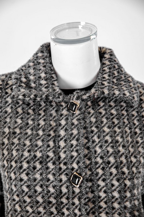 بلوزة نسائية شتوية متعددة الألوان ياقة مطوية و أزرار و جيوب من الأمام و أكمام طويلة