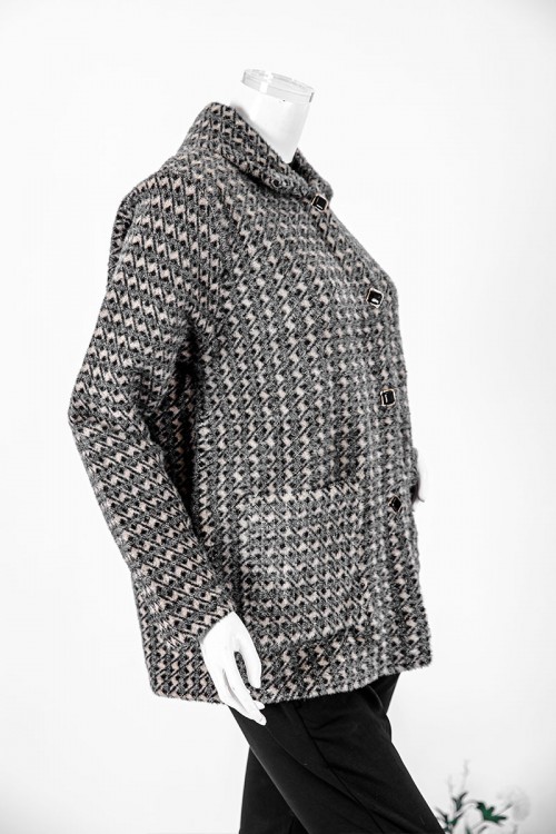 بلوزة نسائية شتوية متعددة الألوان ياقة مطوية و أزرار و جيوب من الأمام و أكمام طويلة