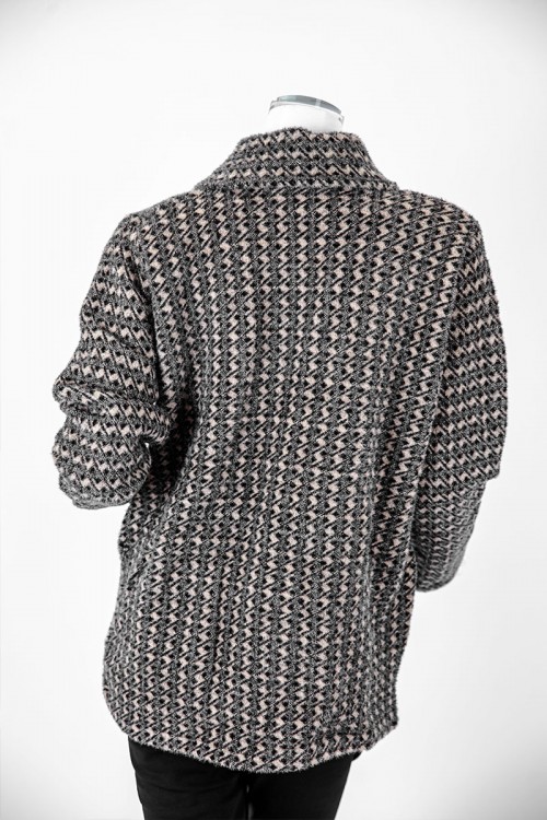 بلوزة نسائية شتوية متعددة الألوان ياقة مطوية و أزرار و جيوب من الأمام و أكمام طويلة