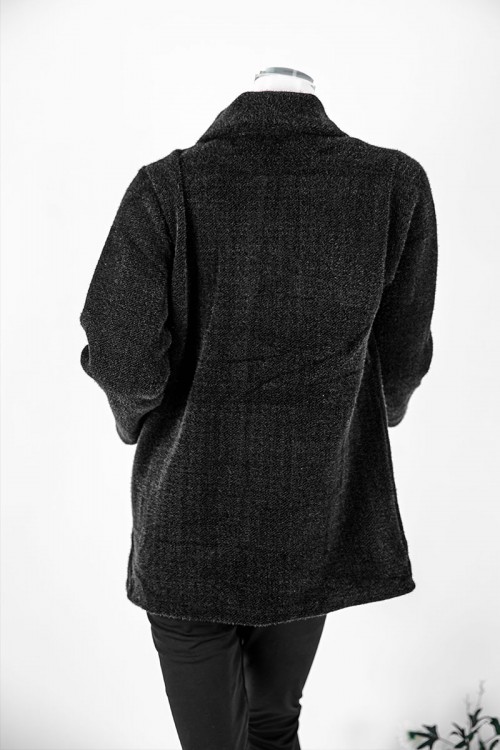 بلوزة نسائية شتوية متعددة الألوان ياقة مطوية و أزرار و جيوب من الأمام و أكمام طويلة