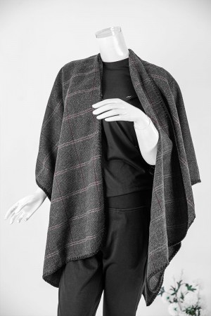 شال شتوي نسائي لون رصاصي مزين بخيوط باللون الأبيض و الأحمر 