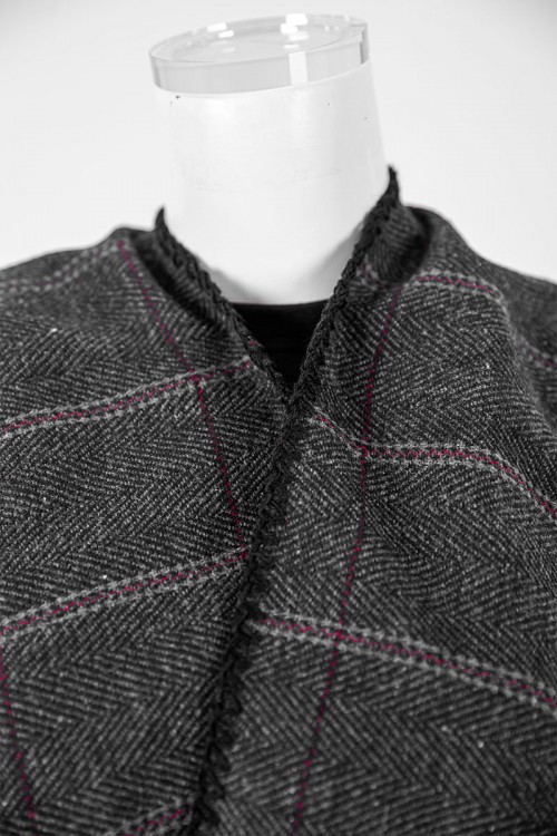 شال شتوي نسائي لون رصاصي مزين بخيوط باللون الأبيض و الأحمر