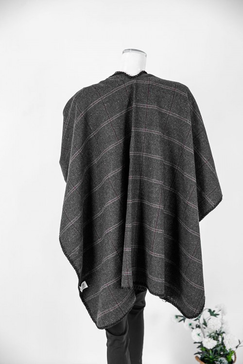 شال شتوي نسائي لون رصاصي مزين بخيوط باللون الأبيض و الأحمر