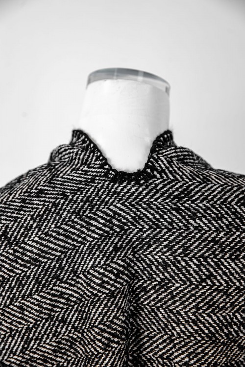 شال شتوي نسائي لون أسود و أبيض بأطراف باللون الأسود