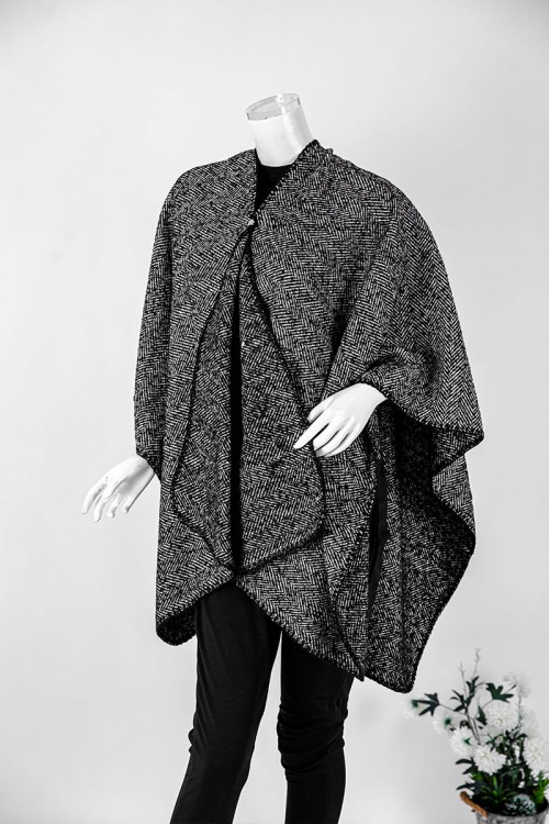 شال شتوي نسائي لون أسود و أبيض بأطراف باللون الأسود