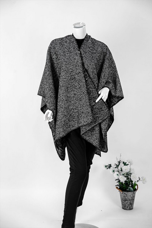 شال شتوي نسائي لون أسود و أبيض بأطراف باللون الأسود