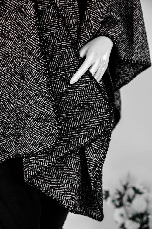 شال شتوي نسائي لون أسود و أبيض بأطراف باللون الأسود