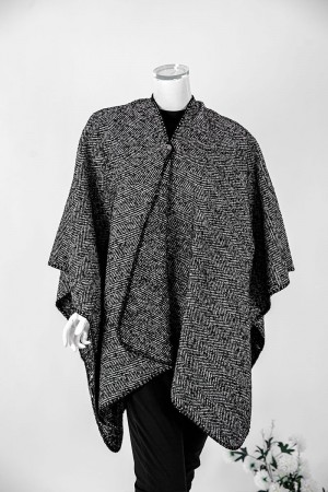 شال شتوي نسائي لون أسود و أبيض بأطراف باللون الأسود