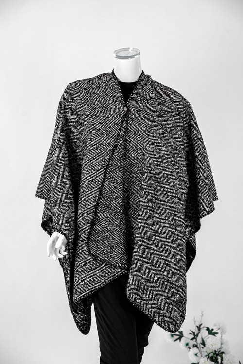 شال شتوي نسائي لون أسود و أبيض بأطراف باللون الأسود