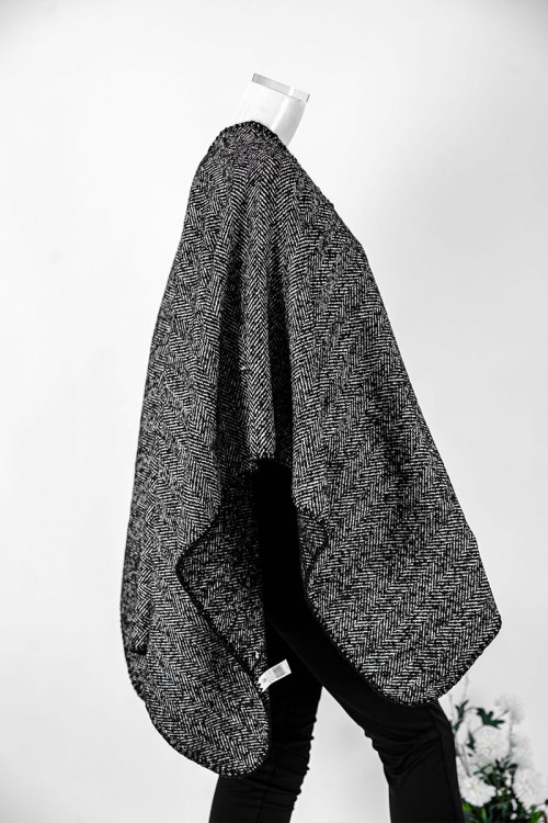 شال شتوي نسائي لون أسود و أبيض بأطراف باللون الأسود